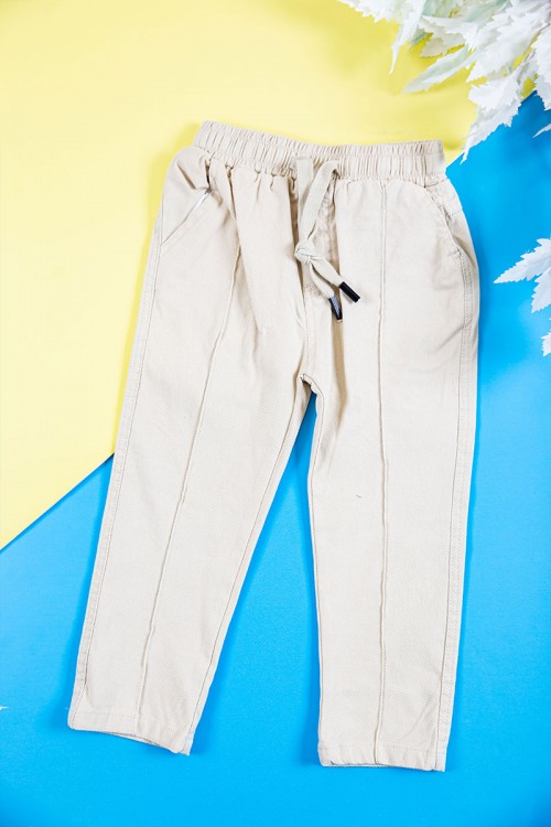 طقم ولادي قطعتين قميص لون سماوي بكتابات و طبعات و أزرار و جيب من الأمام و بنطلون طويل لون بيج فاتح برباط في الخصر و جيوب من الجانبين و الخلف