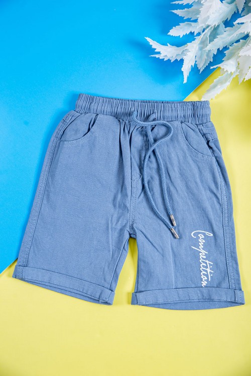 طقم ولادي قطعتين لون سماوي قميص بكتابات و طبعات وجيب وازرار من الأمام و شورت برباط في الخصر و جيوب من الجانبين و الخلف