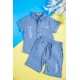 طقم ولادي قطعتين لون سماوي قميص بكتابات و طبعات وجيب وازرار من الأمام و شورت برباط في الخصر و جيوب من الجانبين و الخلف