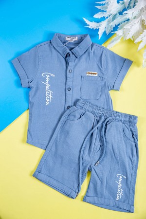 طقم ولادي قطعتين لون سماوي قميص بكتابات و طبعات وجيب وازرار من الأمام و شورت برباط في الخصر و جيوب من الجانبين و الخلف