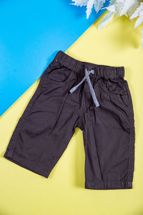 طقم ولادي قطعتين تيشيرت لون سماوي بكتابات و طبعات من الأمام و الخلف و شورت لون أسود برباط في الخصر و جيوب من الجانبين و الخلف