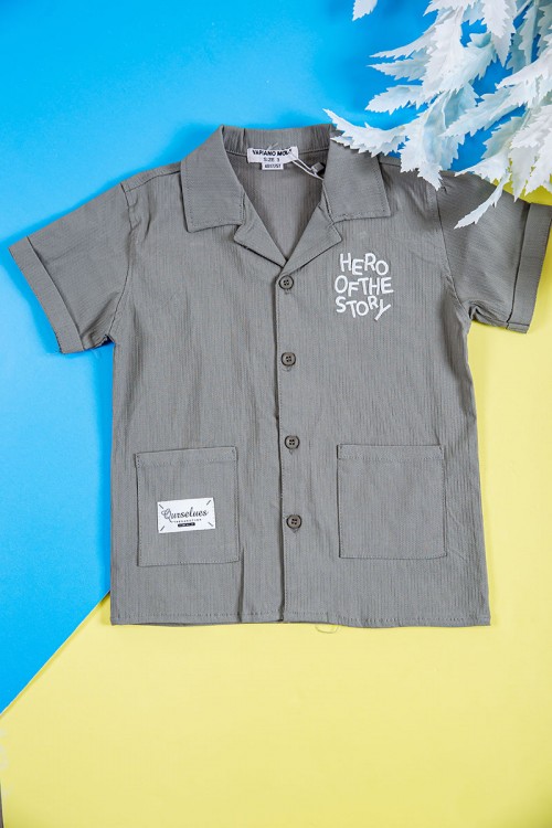 طقم ولادي قطعتين لون رمادي قميص بكتابات و طبعات وجيوب وازرار من الأمام و شورت برباط في الخصر و جيوب من الجانبين و الخلف