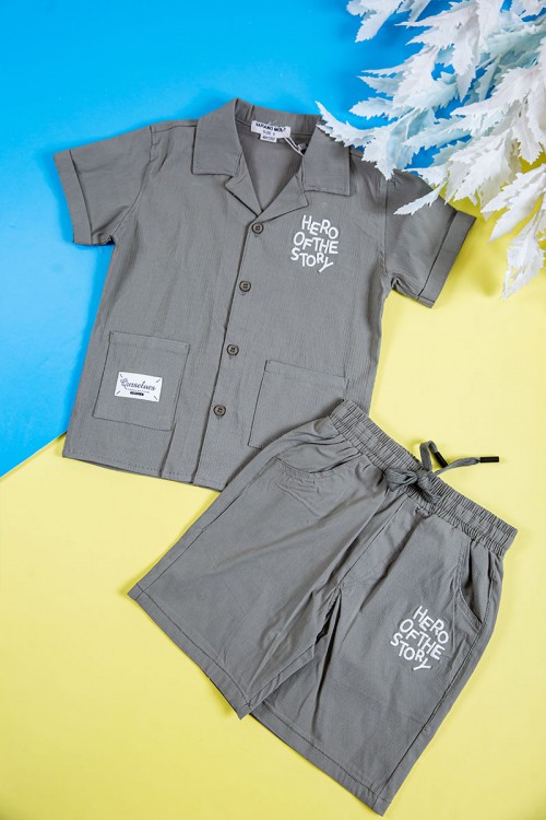 طقم ولادي قطعتين لون رمادي قميص بكتابات و طبعات وجيوب وازرار من الأمام و شورت برباط في الخصر و جيوب من الجانبين و الخلف