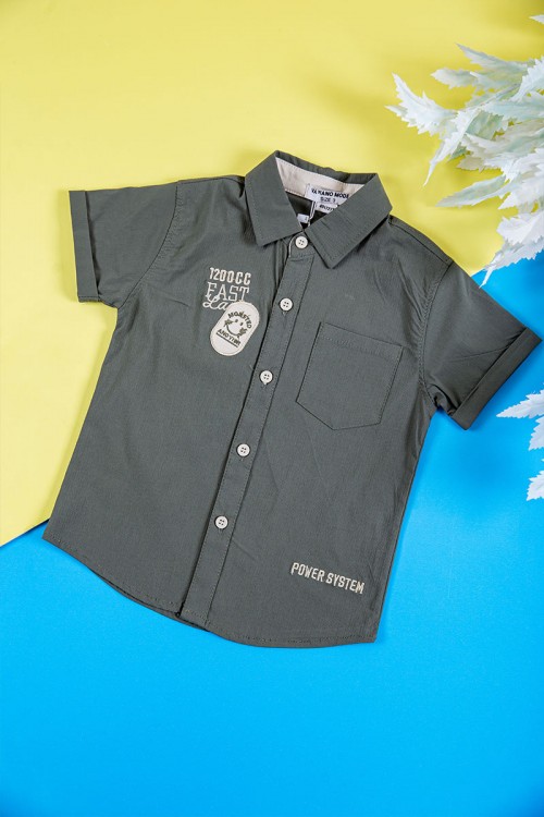 طقم ولادي قطعتين قميص لون زيتي بكتابات و طبعات و أزرار و جيب من الأمام و بنطلون طويل لون بيج فاتح برباط في الخصر و جيوب من الجانبين و الخلف