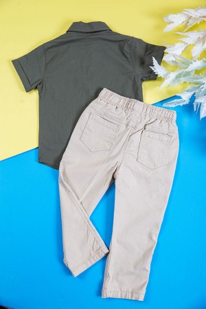 طقم ولادي قطعتين قميص لون زيتي بكتابات و طبعات و أزرار و جيب من الأمام و بنطلون طويل لون بيج فاتح برباط في الخصر و جيوب من الجانبين و الخلف