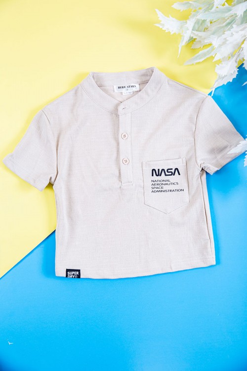 طقم ولادي قطعتين بلوزة لون بيج فاتح بكتابات و طبعات و أزرار و جيب من الأمام و بنطلون طويل لون رصاصي برباط في الخصر و جيوب و سحاب من الجانبين