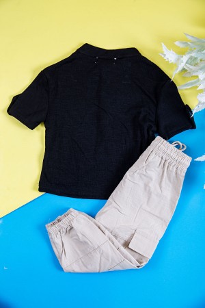 طقم ولادي قطعتين بلوزة لون أسود بطبعات و أزرار من الأمام و الأكمام و بنطلون طويل لون بيج فاتح برباط في الخصر و جيوب و سحاب من الجانبين 