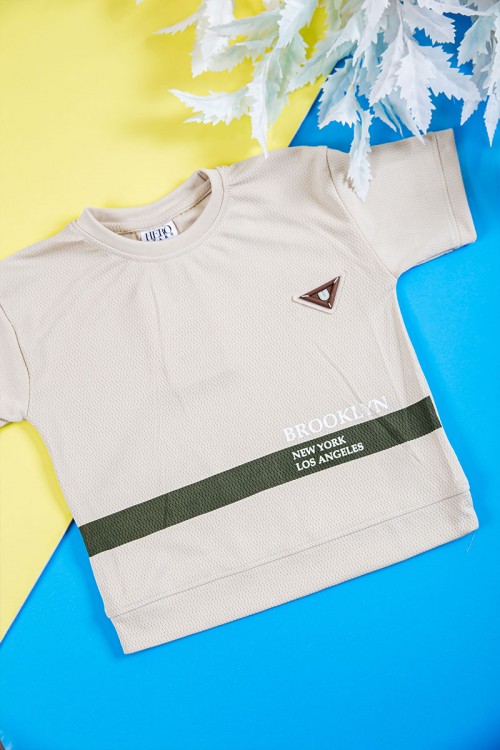 طقم ولادي قطعتين تيشيرت لون بيج فاتح بكتابات و طبعات من الأمام و بنطلون طويل لون بني بجيوب من الجانبين