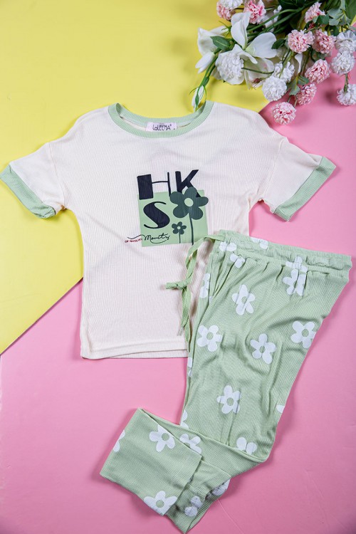 بيجاما بناتي قطعتين متعدد الاوان تيشيرت مزين بكتابات و رسومات و بنطلون طويل برباط في الخصر مزين بالورود
