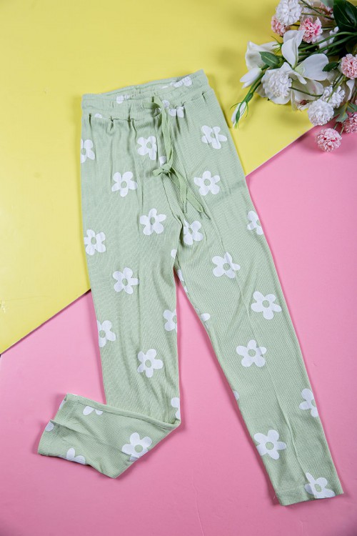 بيجاما بناتي قطعتين متعدد الاوان تيشيرت مزين بكتابات و رسومات و بنطلون طويل برباط في الخصر مزين بالورود