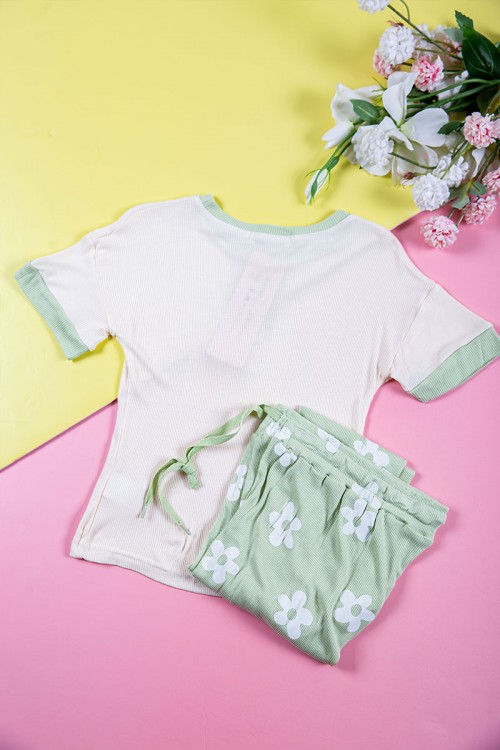 بيجاما بناتي قطعتين متعدد الاوان تيشيرت مزين بكتابات و رسومات و بنطلون طويل برباط في الخصر مزين بالورود