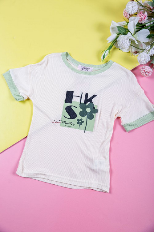 بيجاما بناتي قطعتين متعدد الاوان تيشيرت مزين بكتابات و رسومات و بنطلون طويل برباط في الخصر مزين بالورود