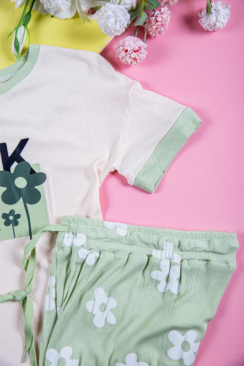 بيجاما بناتي قطعتين متعدد الاوان تيشيرت مزين بكتابات و رسومات و بنطلون طويل برباط في الخصر مزين بالورود