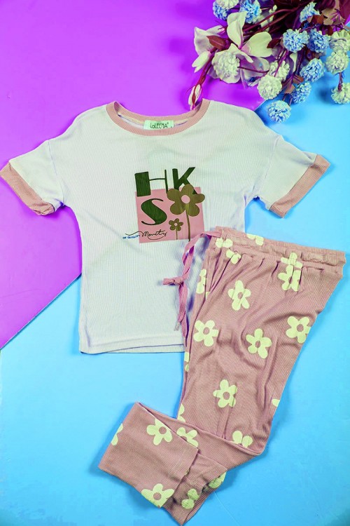بيجاما بناتي قطعتين متعدد الاوان تيشيرت مزين بكتابات و رسومات و بنطلون طويل برباط في الخصر مزين بالورود