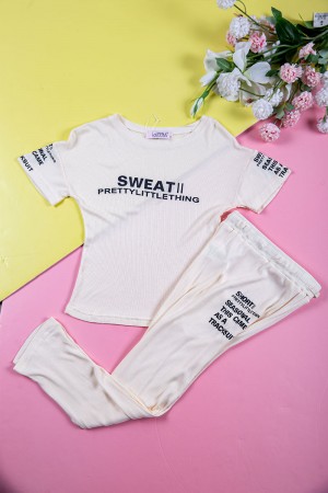 بيجاما بناتي قطعتين متعددة الألوان تيشيرت مزين بكتابات من الأمام و الأكمام و بنطلون طويل برباط في الخصر مزين بكتابات 