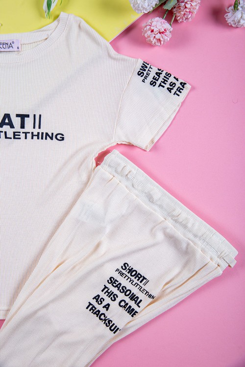 بيجاما بناتي قطعتين متعددة الألوان تيشيرت مزين بكتابات من الأمام و الأكمام و بنطلون طويل برباط في الخصر مزين بكتابات