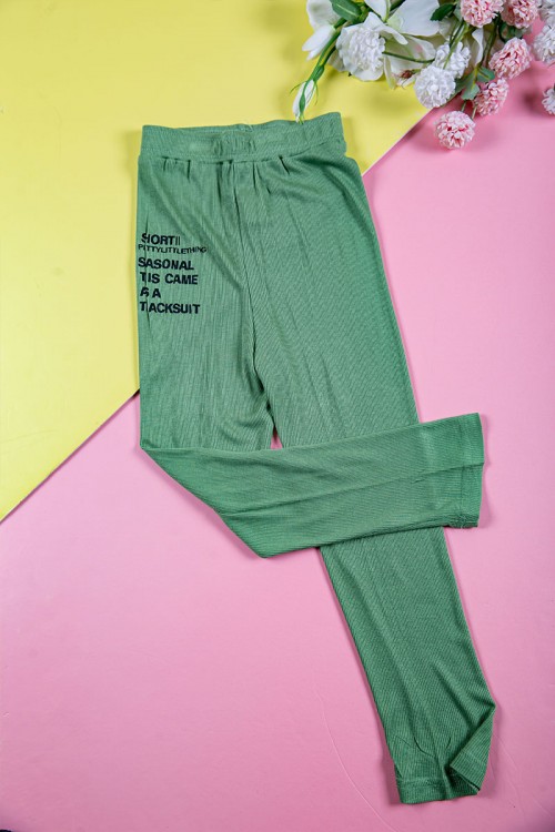 بيجاما بناتي قطعتين متعددة الألوان تيشيرت مزين بكتابات من الأمام و الأكمام و بنطلون طويل برباط في الخصر مزين بكتابات