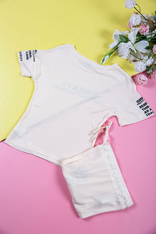 بيجاما بناتي قطعتين متعددة الألوان تيشيرت مزين بكتابات من الأمام و الأكمام و بنطلون طويل برباط في الخصر مزين بكتابات