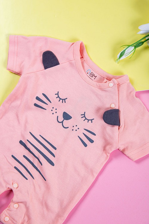 بربتوز بناتي أطفال لون وردي مزين برسومات من الأمام ذو أكمام قصيرة و أزرار من الكتف و الأسفل