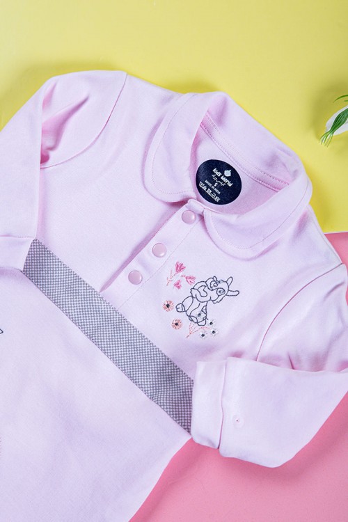 بربتوز بناتي أطفال لون وردي مزين برسومات من الأمام ذو أكمام طويلة و أزرار من الأمام و الأسفل