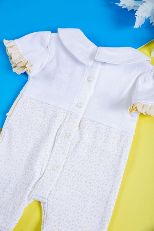 بربتوز أطفال لون أبيض و أصفر مزين بكتابات و رسومات من الأمام ذو أكمام قصيرة و أزرار من الخلف و الأسفل