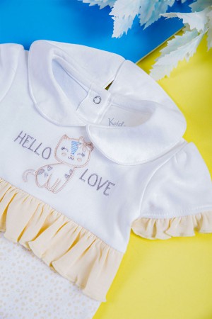 بربتوز أطفال لون أبيض و أصفر مزين بكتابات و رسومات من الأمام ذو أكمام قصيرة و أزرار من الخلف و الأسفل