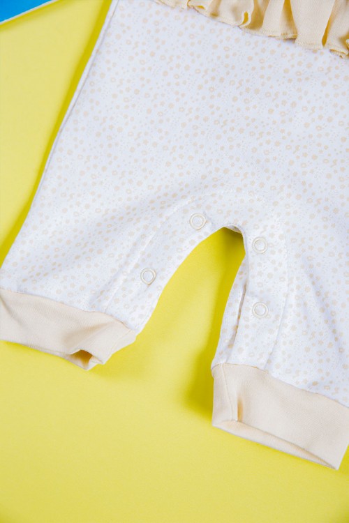 بربتوز أطفال لون أبيض و أصفر مزين بكتابات و رسومات من الأمام ذو أكمام قصيرة و أزرار من الخلف و الأسفل