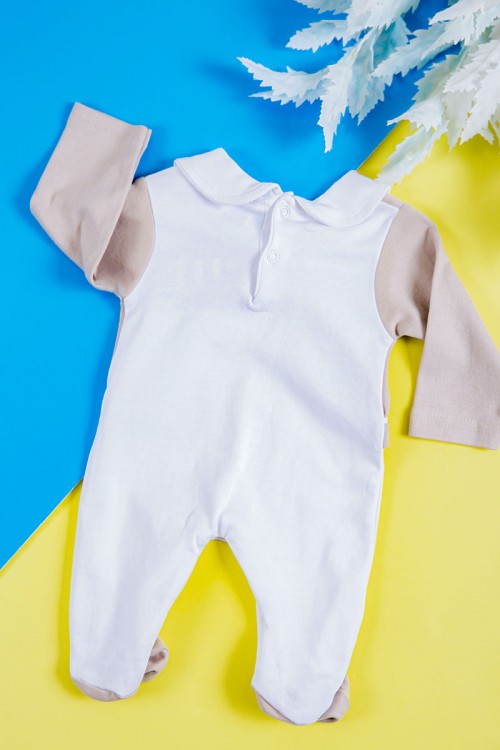 بربتوز أطفال لون بيج و أبيض مزين بفيونكة و طبعات من الأمام ذو أكمام طويلة و أزرار من الخلف و الأسفل