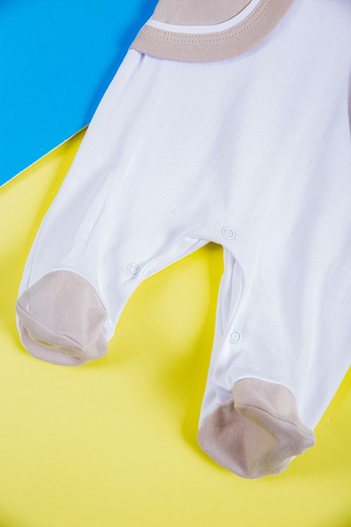 بربتوز أطفال لون بيج و أبيض مزين بفيونكة و طبعات من الأمام ذو أكمام طويلة و أزرار من الخلف و الأسفل