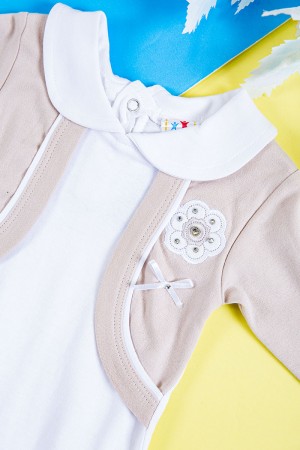 بربتوز أطفال لون بيج و أبيض مزين بفيونكة و طبعات من الأمام ذو أكمام طويلة و أزرار من الخلف و الأسفل