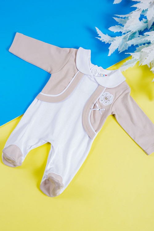 بربتوز أطفال لون بيج و أبيض مزين بفيونكة و طبعات من الأمام ذو أكمام طويلة و أزرار من الخلف و الأسفل