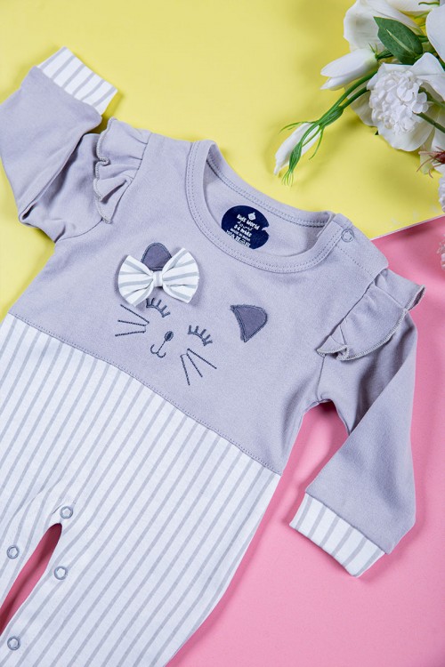 بربتوز ولادي أطفال لون أبيض مخطط و رمادي مزين برسومات من الأمام ذو أكمام طويلة و أزرار من الخلف و الأسفل