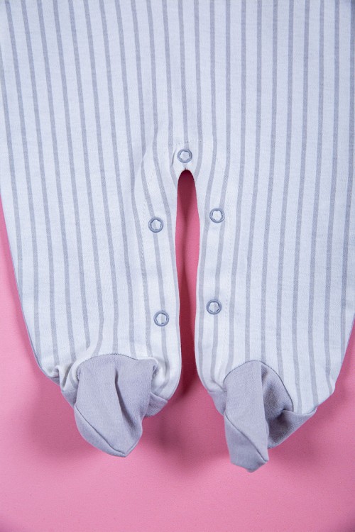 بربتوز ولادي أطفال لون أبيض مخطط و رمادي مزين برسومات من الأمام ذو أكمام طويلة و أزرار من الخلف و الأسفل