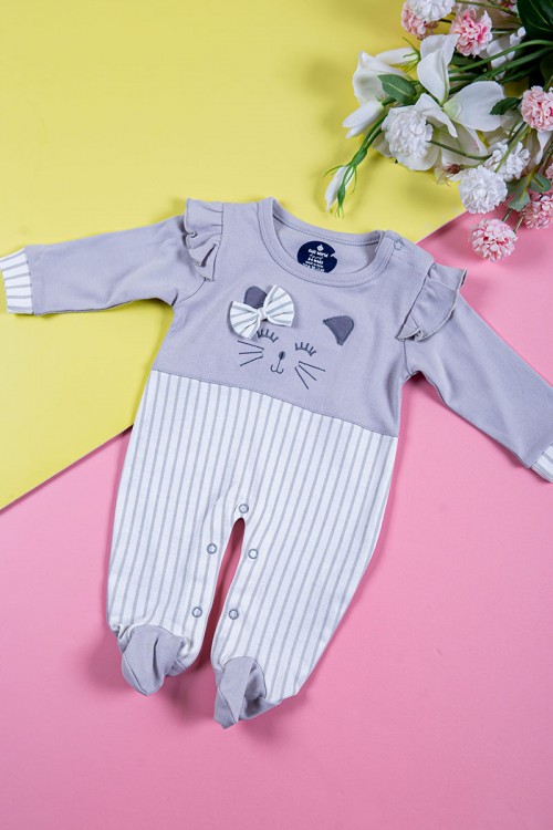 بربتوز ولادي أطفال لون أبيض مخطط و رمادي مزين برسومات من الأمام ذو أكمام طويلة و أزرار من الخلف و الأسفل