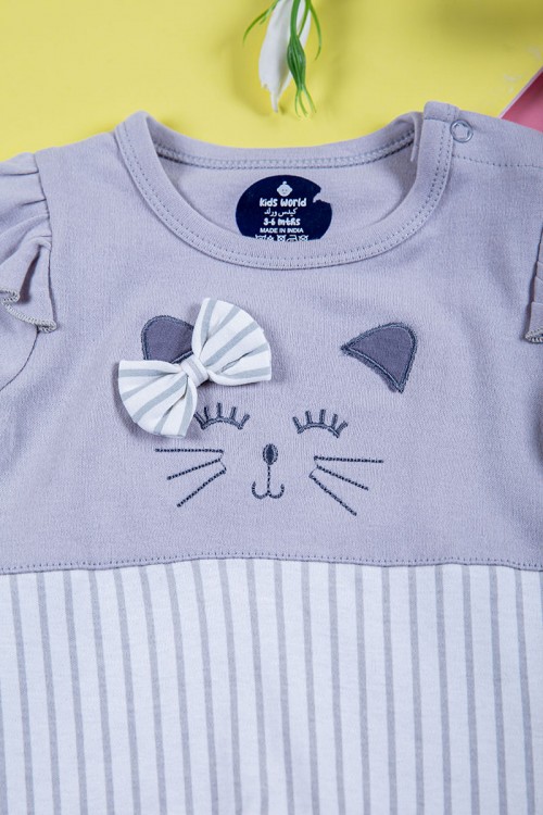 بربتوز ولادي أطفال لون أبيض مخطط و رمادي مزين برسومات من الأمام ذو أكمام طويلة و أزرار من الخلف و الأسفل