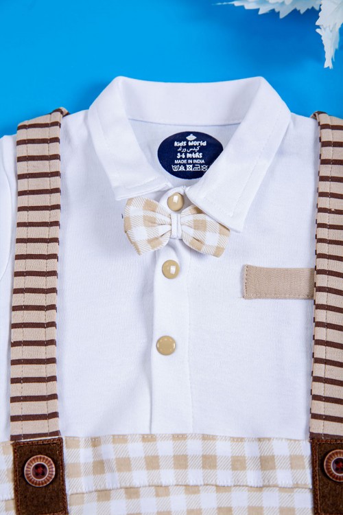 بربتوز ولادي أطفال لون أبيض و بيج مربعات مزين بحمالات و فيونكة من الأمام ذو أكمام قصيرة و أزرار من الأمام و الأسفل