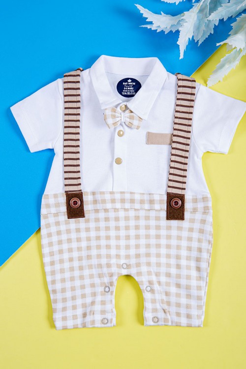 بربتوز ولادي أطفال لون أبيض و بيج مربعات مزين بحمالات و فيونكة من الأمام ذو أكمام قصيرة و أزرار من الأمام و الأسفل