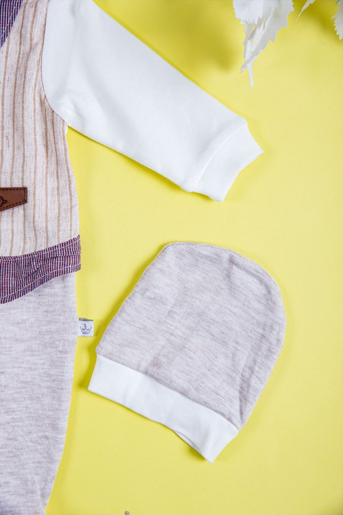 بربتوز أطفال لون بيج  مزين من الأمام ذو أكمام طويلة و أزرار من الخلف و الأسفل مع قبعة