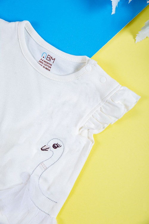 بربتوز بناتي أطفال لون أبيض مزين برسومات من الأمام بدون أكمام و بأزرار من الكتف و الأسفل