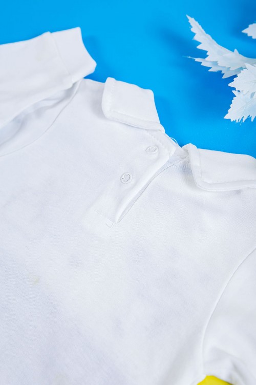 بربتوز أطفال لون أبيض و كحلي مزين برسومات و أزرار من الأمام ذو أكمام طويلة و بأزرار من الخلف و الأسفل مع قبعة