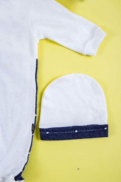 بربتوز أطفال لون أبيض و كحلي مزين برسومات و أزرار من الأمام ذو أكمام طويلة و بأزرار من الخلف و الأسفل مع قبعة