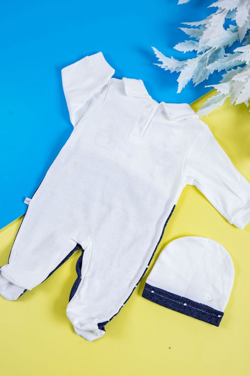 بربتوز أطفال لون أبيض و كحلي مزين برسومات و أزرار من الأمام ذو أكمام طويلة و بأزرار من الخلف و الأسفل مع قبعة