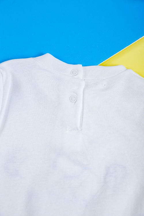 بربتوز أطفال لون أبيض و كحلي مزين برسومات و أزرار من الأمام ذو أكمام طويلة و بأزرار من الخلف و الأسفل مع قبعة