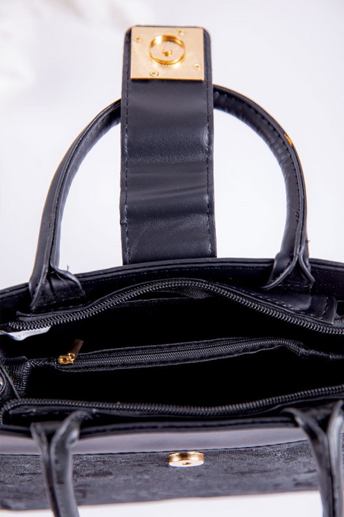 شنطة نسائية لون أسود بجيوب داخلية مع حزام طويل