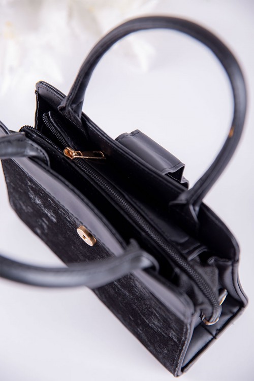 شنطة نسائية لون أسود بجيوب داخلية مع حزام طويل