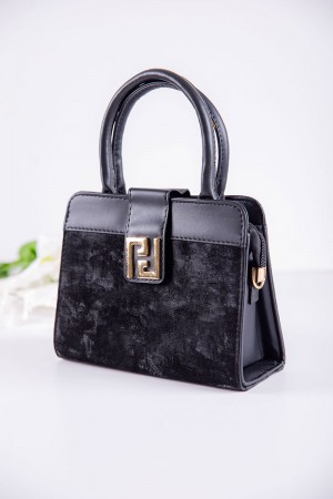 شنطة نسائية لون أسود بجيوب داخلية مع حزام طويل 