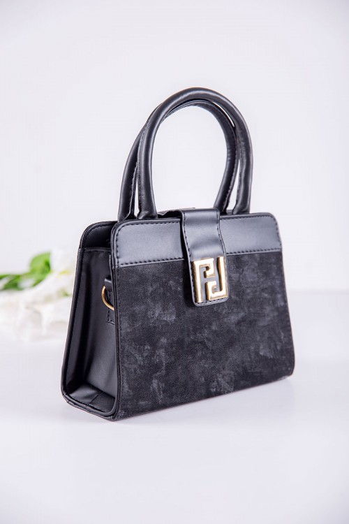 شنطة نسائية لون أسود بجيوب داخلية مع حزام طويل