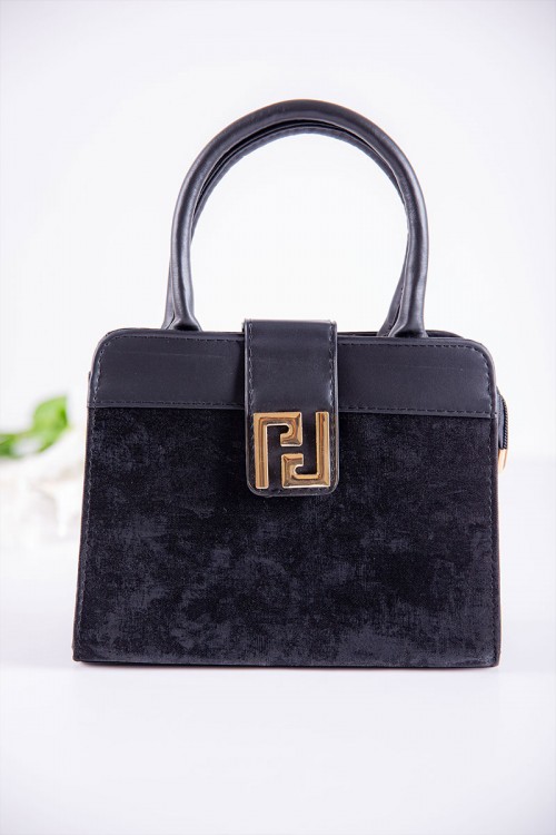 شنطة نسائية لون أسود بجيوب داخلية مع حزام طويل