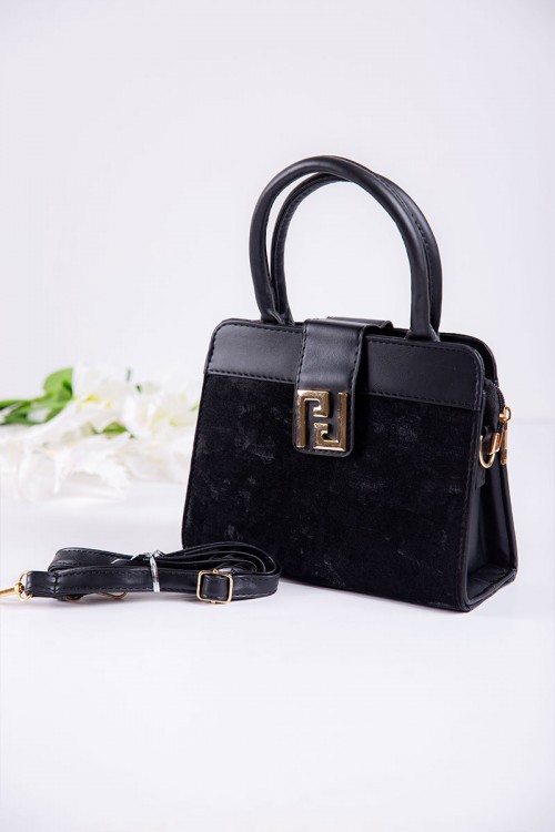 شنطة نسائية لون أسود بجيوب داخلية مع حزام طويل