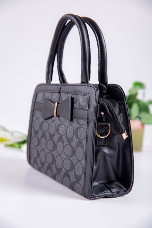 شنطة نسائية لون أسود مزينة بفيونكة من الأمام بجيوب داخلية مع حزام طويل 